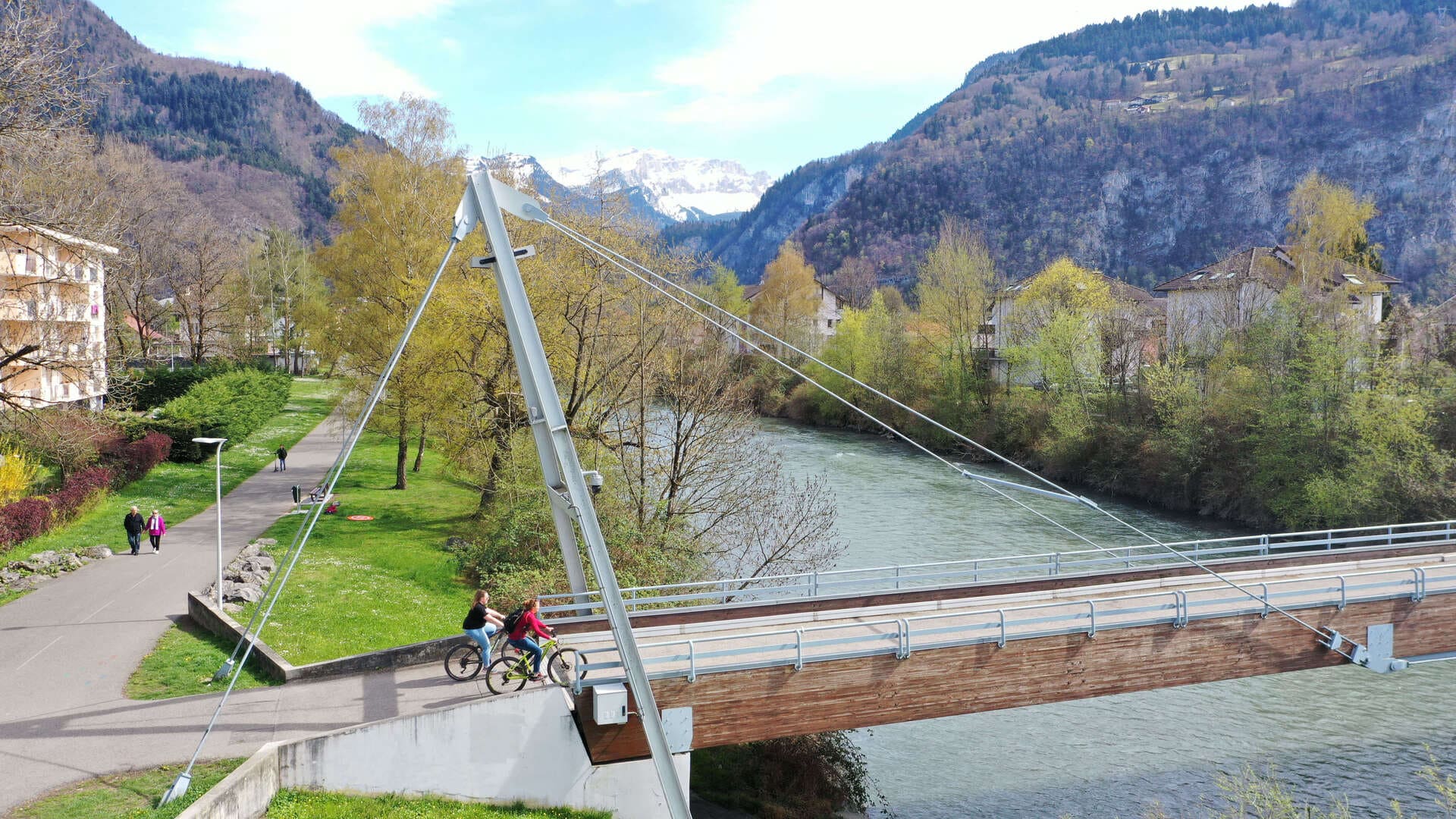 Montagnes au loin avec un pont